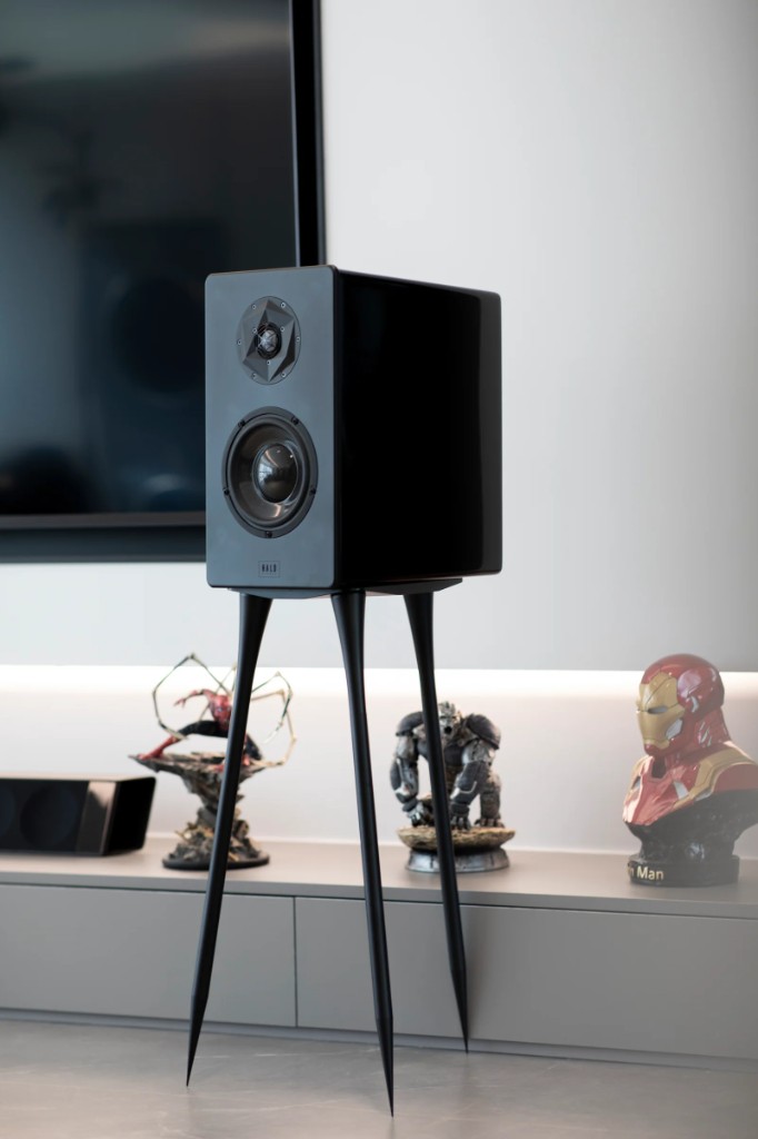 Starke HALO M1 flagship bookshelf
